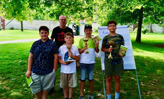 Die Sieger des ersten Schachpicknicks – Darius Sturm, Elias Satz, Nico Scharf Nico und Christoph Hausberger – mit Übungsleiter Mario Huber.  | Foto: Privat