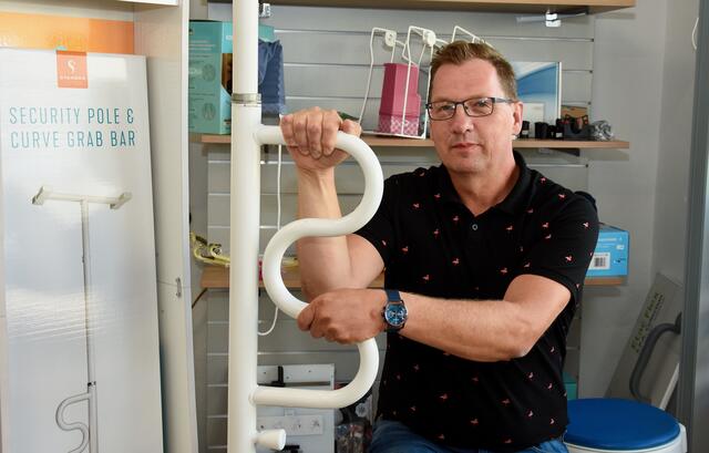 Die Boden-Decken-Stange mit Haltegriff (Safety Pole) ist in der ganzen Wohnung einsetzbar. 