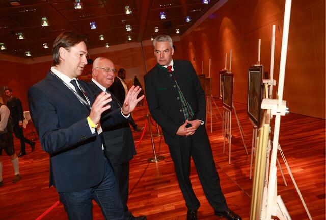 Šijakovic durfte Nehammer die Ausstellung präsentieren. | Foto: Šijakovic