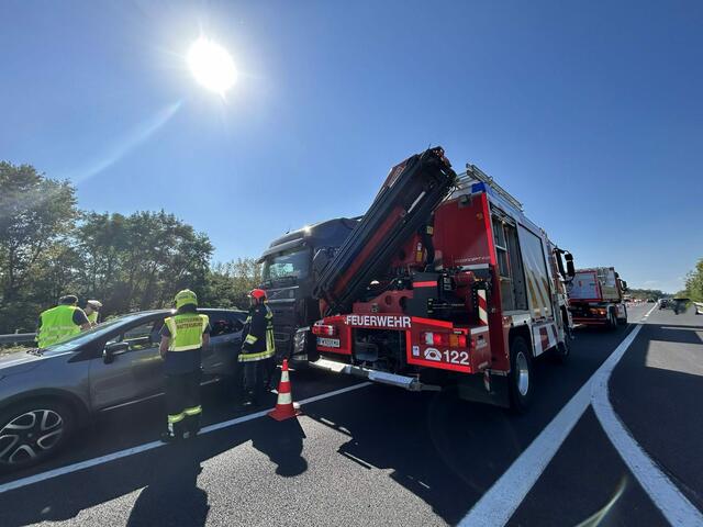 Die verletzte Person wurde vom Notarzt vor Ort versorgt und dann in einer Krankenhaus gebracht. | Foto: FF Mattersburg