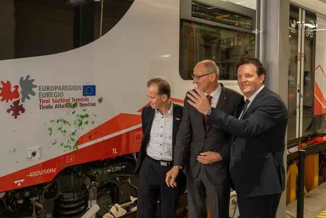 Zugtaufe mit ÖBB-PV Vorstand Klaus Garstenauer, LH Anton Mattle und LR Rene Zumtobel (v.l,) | Foto: © ÖBB/Emanuel Kaser 
