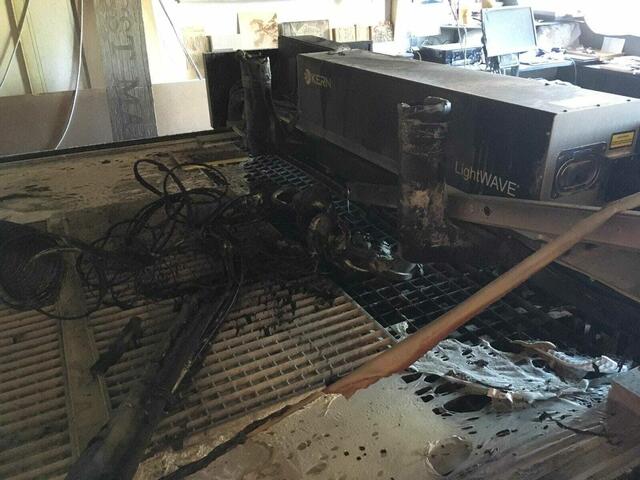 Die große Fräsmaschine brannte aus ungeklärter Ursache ab.  | Foto: FF Loretto