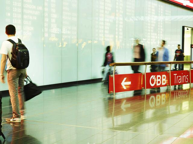 Am Donnerstag, 28. September, klickten die Handschellen bei einem Fluggast am Wiener Flughafen. (Archiv) | Foto: ÖBB/Philipp Horak