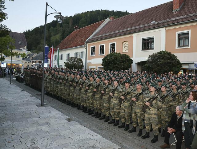 Insgesamt wurden 413 Rekrutinnen und Rekruten am Passailer Hauptplatz angelobt | Foto: Österr. Bundesheer