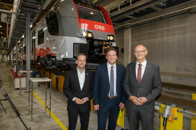ÖVV-PV Vorstand Klaus Garstenauer, LR Rene Zumtobel und Landeshauptmann Anton Mattle (v.l.) vor dem neuen Zug | Foto: © ÖBB/Emanuel Kaser 