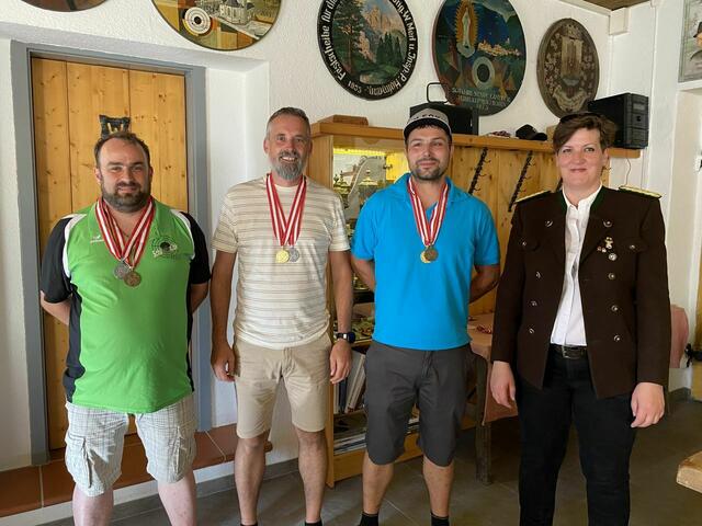 von links nach rechts: Schranz Martin, Neuner Marco, Seifert Tobias und Bez. OSM Walzthöni Barbara 
 | Foto: Karin Neuner