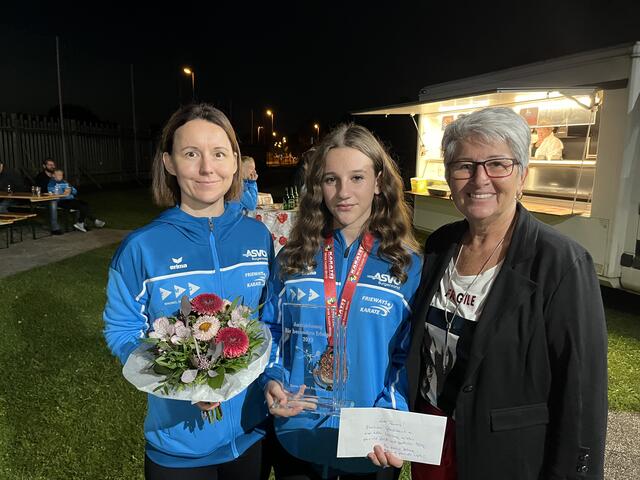 Eva Pauschenwein und Tamara Lehner mit Bürgermeisterin Ulrike Kitzinger | Foto: Gemeinde Sigleß