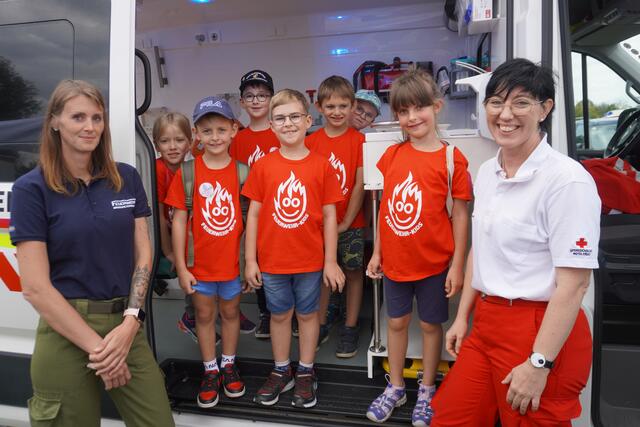 Die Feuerwehrkids aus Großpetersdorf besuchten das Rote Kreuz. | Foto: Michael Strini