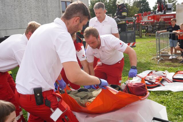 Die Rettungsmitarbeiter versorgen den Patienten. | Foto: Michael Strini