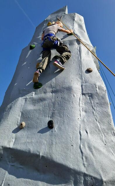 Der vom Turnverein Hall organisierte Kletterturm war wie immer ein Publikumsmagnet.