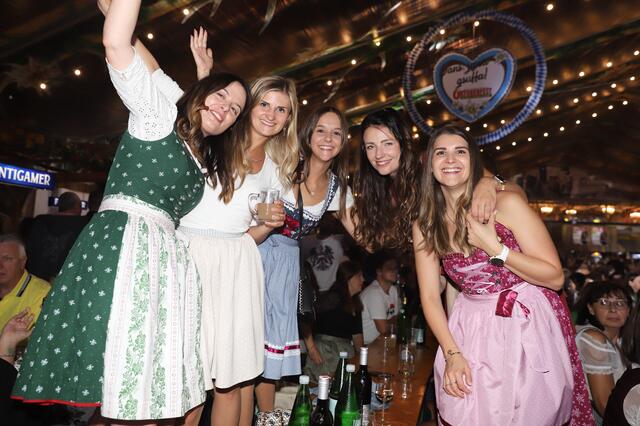 Die Besucherinnen und Besucher des Hartberger Oktoberfestes waren von den "Nockis" mit Gottfried "Friedl" Würcher begeistert. | Foto: Alfred Mayer