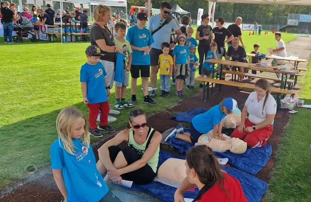 Bei der Station der Haller Rettung konnten gleich Erste Hilfe-Maßnahmen geübt werden.