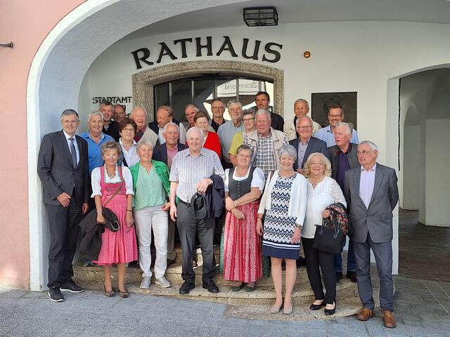 Vor dem Kitzbüheler Rathaus begrüßte Bürgermeister Dr. Klaus Winkler (li.) die ehemaligen Bürgermeisterinnen sowie die Bürgermeister mit ihren Partnerinnen 