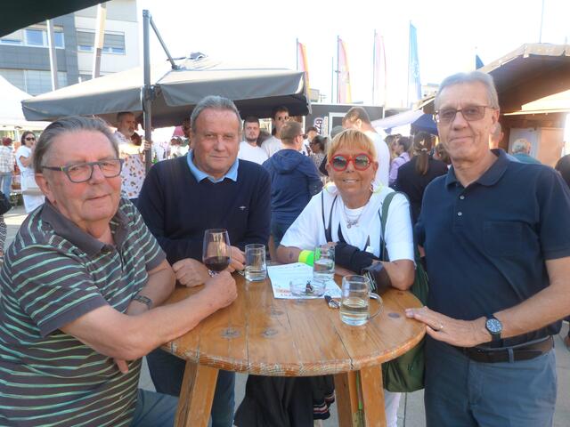 Bei rhythmischer Livemusik unterhielten sich die Gäste des Genussmarktes ausgelassen. 