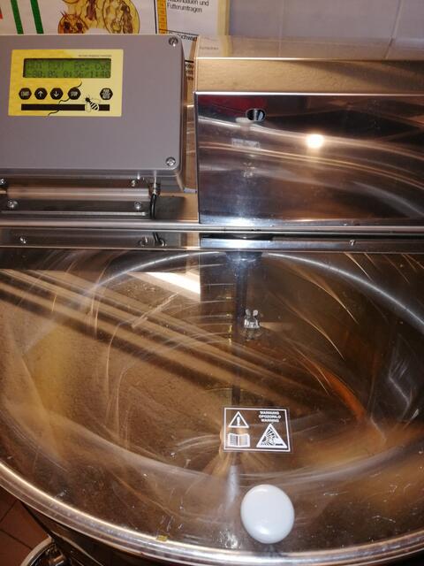 Der Honig wird in dieser Maschine geschleudert.  | Foto: Rinnhofer