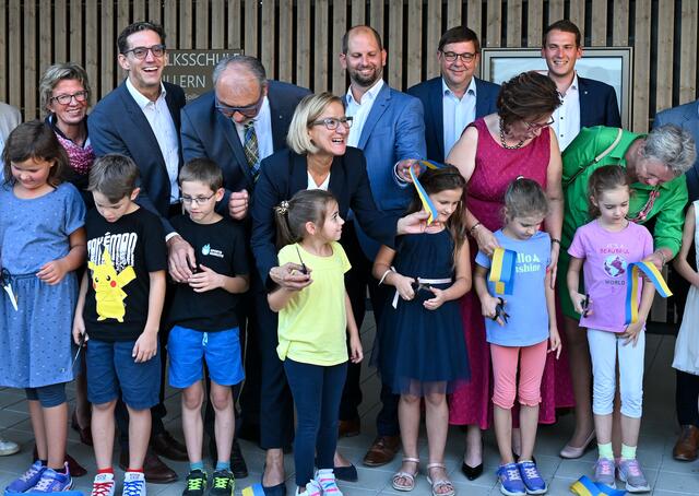 Im Bild von links nach rechts: Direktorin Claudia Weber-Willmann, Architekt Christoph Janauschek, geschäftsführender Gemeinderat Mauritz Großinger, Landeshauptfrau Johanna Mikl-Leitner, Bürgermeister Thomas Speigner, Bürgermeister Michael Oberschil (Hagenbrunn), Vizebürgermeisterin Christine Wessely und Bürgermeister Alexander Raicher (Harmannsdorf)  | Foto: NLK Filzwieser