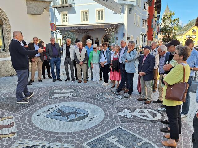 Museumdirektor Dr. Wido Sieberer (li.) bei der Stadtführung durch Kitzbühel