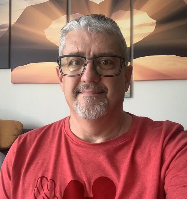 Trotz des roten T-Shirts im Herzen blau-weiß: Ronald Zechner ist einer der Finalisten.
 | Foto: Privat