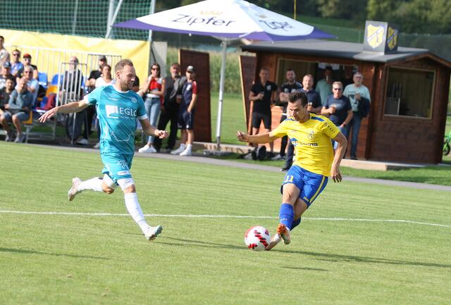 Schon in der ersten Minute klingelte es: Doppeltorschütze Michael Augustin schießt zum 1:0 ein. | Foto: sportszene.tirol/Leitner