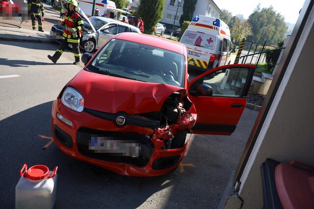 Die Straße war im Bereich der Unfallstelle nicht passierbar. Der Verkehr wurde örtlich umgeleitet. | Foto: laumat.at/Matthias Lauber