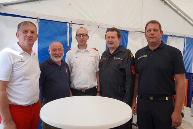 Gemütlicher Austausch: Erwin Hanzl, Willibald Weber, Philipp Werderitsch, Hans Hettlinger, Stefan Weisz  | Foto: Michael Strini