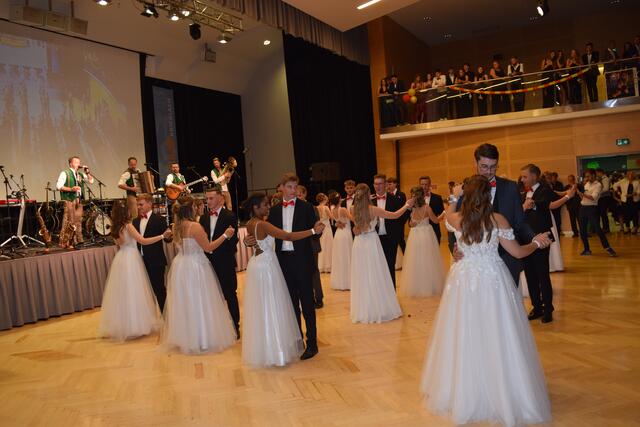 Viva la Vida - am Samstag fand der diesjährige Maturaball der HLW Krieglach im Veranstaltungszentrum statt. | Foto: Selina Duran