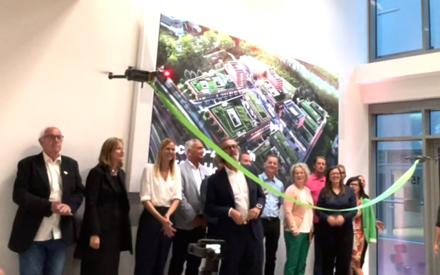 Drohnen schweben mit dem Band zur Eröffnung ein. | Foto: Martin Schöndorfer, 2023