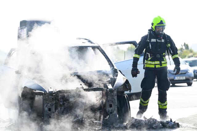 Die Freiwillige Feuerwehr St. Valentin musste heute Mittag auf der Westautobahn ein brennendes Fahrzeug löschen.  | Foto: Fotokerschi.at