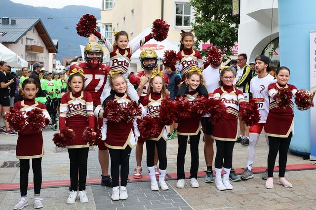 Die Cheerleader der Telfs Patriots heizten die Stimmung an. | Foto: MG Telfs/Hackl