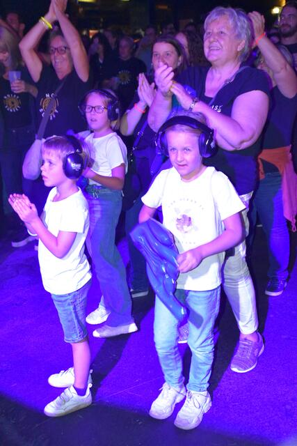 Auch die Kleinsten feuerten eifrig mit. | Foto: Cherelle Marek