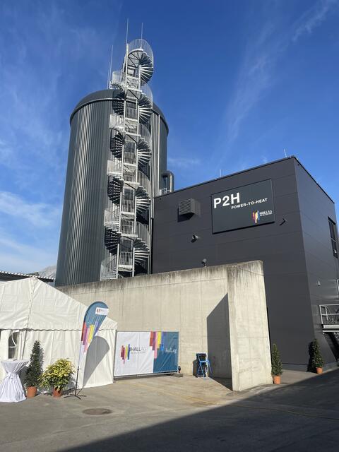 Die neue Power-to-Heat-Anlage ging letzen Donnerstag in Betrieb. Der Turm ist 30 Meter hoch und fasst 1.400 Kubikmeter Wasser. | Foto: Kendlbacher