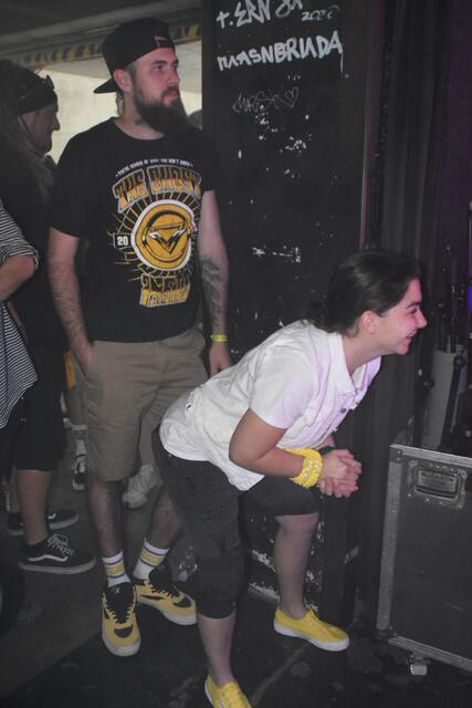 Gespanntes Warten auf die Siegerehrung. | Foto: Cherelle Marek