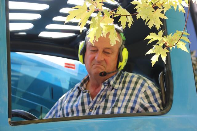 Johann Mellacher im Cockpit - der Feldkirchner Unternehmer brachte den Baum punktgenau zu Boden. Die größte Herausforderung dabei: der enge Raum, denn am Marktplatz standen die Bänke mit Sonnenschirmen und zahlreichen Besuchern. Kein Problem für den Fällgreifer. "Wir sind spezialisiert, zwischen Häusern und Carports kaputte Bäume herauszuholen".  | Foto: Edith Ertl