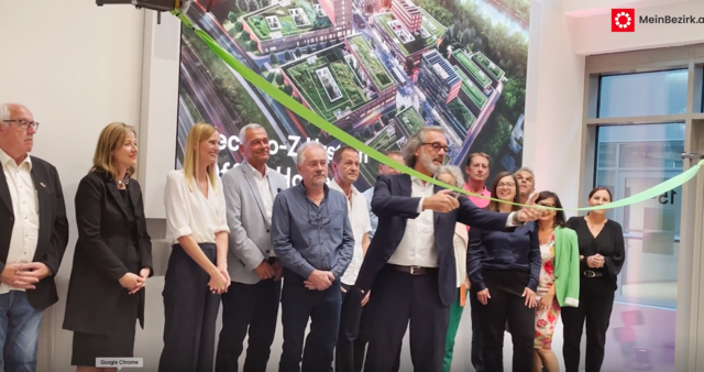 Das Techno- Z-Team: Werner Pfeiffenberger (Mitte) durchschneidet das Band, das per Drohnen zur Eröffnung kam.   | Foto: Martin Schöndorfer, 2023