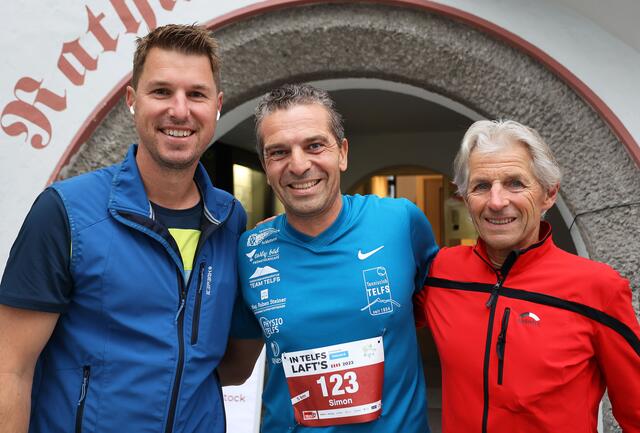 Sports-Kanonen: Bgm. Christian Härting, Sportreferent GR Simon Lung und der sehr erfolgreiche Telfer Bergläufer Peter Flunger. | Foto: MG Telfs/Hackl