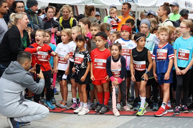 Für die fünfte Auflage des Lauf-Events „In Telfs laft’s“ haben sich 415 Athlet/-innen angemeldet und sorgten damit für einen neuen Teilnehmerrekord. Vor dem Start entstanden noch viele Teamfotos. | Foto: MG Telfs/Hackl