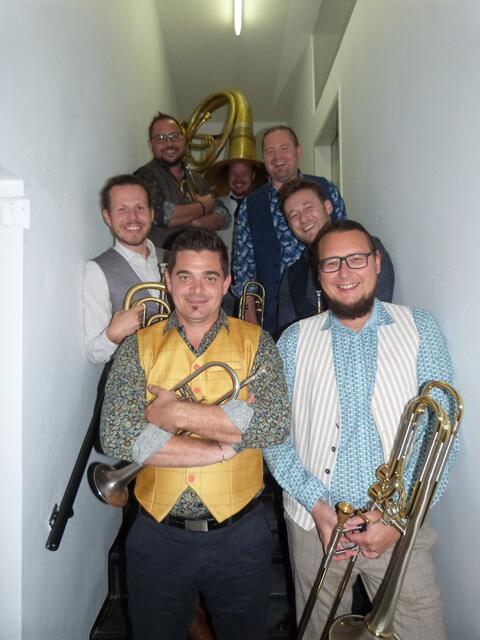 Die Band besteht aus Christian Wieder, Christoph Haider-Kroiss, Dominic Pessl, Bernhard Holl, Philipp Fellner, Markus Wonisch, sowie aus Albert Wieder.