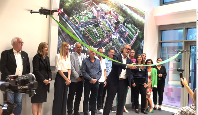 Das Techno- Z-Team: Werner Pfeiffenberger (Mitte) durchschneidet das Band, das per Drohnen zur Eröffnung kam.   | Foto: Martin Schöndorfer, 2023