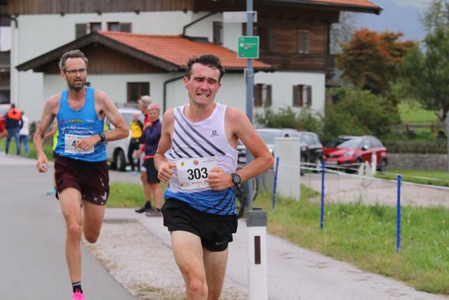 Entscheidende Szene um den Gesamtsieg: Samuel Demetz überholt 300m vor dem Ziel den bis dahin Führenden Marius Stang