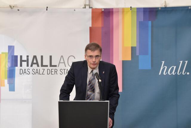 Der Vorstandsvorsitzende der HALL AG, Christian Holzknecht begrüßte die Gäste. | Foto: Kendlbacher