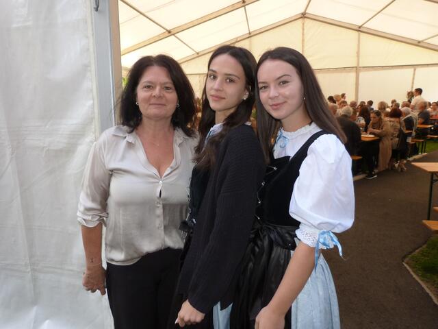 Die Besucherinnen trugen teilweise Tracht und feierten das Kirchenweihfest voller Freude!