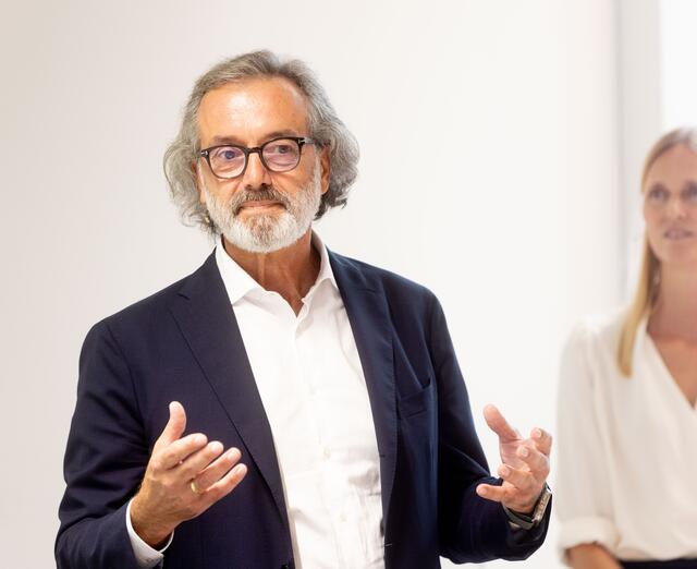 "Der Waldrapp war vom Aussterben bedroht und wurde durch Zuchtprogramme - unter anderem in Kuchl - und menschlicher Zuwendung gestärkt und so gerettet. Darum geht es uns: um Zuwendung und Unterstützung. Wir haben ein Community Management vor Ort. Die Idee ist, dass man sich gegenseitig stärkt und sich gegenseitig hilft", erklärt der Techno-Z Geschäftsführer Werner Pfeiffenberger die Philosophie des Hauses. | Foto: wildbild