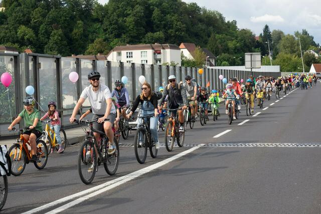 Zahlreiche große und kleine Radfahrer:innen nahmen wieder an der Kidical Mass teil.  | Foto: Lena Hampl 