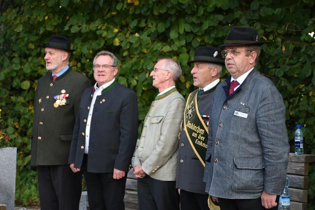 v.l.n.r.: Benno Schinagl (Geschäftsführender Präsident d. OÖ. Kameradschaftsbundes) - Bgm. Mag. Hannes Prillhofer - Dr. Georg Wojak - Günther Seilinger (Obmann des KB Neukirchen/E.)  und  Michael Kendlbacher (Bezirks-Obmann KB) | Foto: Kameradschaftsbund