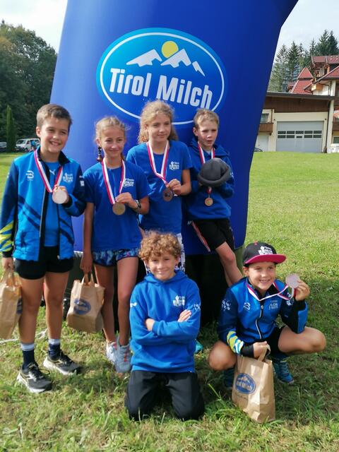 Neben Wettkampferfahrung holten die jungen Biathleten aus Reutte einige Medaillen nach Hause. | Foto: Biathlon Team Reutte