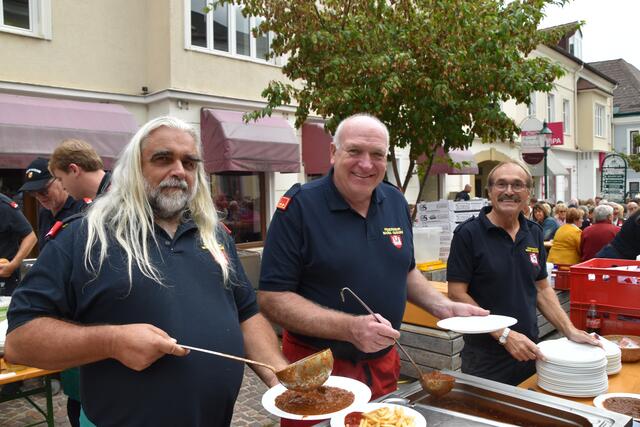 Thomas Tschierk, Dietmas Schuster und Hermann Haiger von der FF Maria Gugging verköstigten die Gäste. | Foto: Oskar Benisch