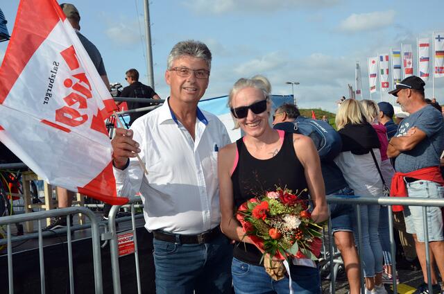 Oswald Haidinger mit Daniela Iraschko-Stolz, die ihre Karriere beendet hat und herzlich verabschiedet wurde. | Foto: BRS/Pointinger