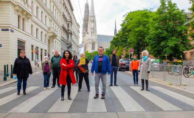 Die Anrainer, die Initiative sowie der Bezirk wollen in der Hörlgasse Nägel mit Köpfen machen. | Foto: BV 9