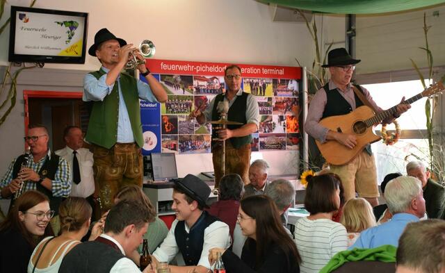 „Die Neujohrsgeiger“ sorgten am Sonntag für einzigartige Heurigenatmosphäre.  | Foto: FF Picheldorf / Wolfgang Trobos