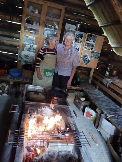 Maria und Resi beim Sterzkochen | Foto: Veronika Frank